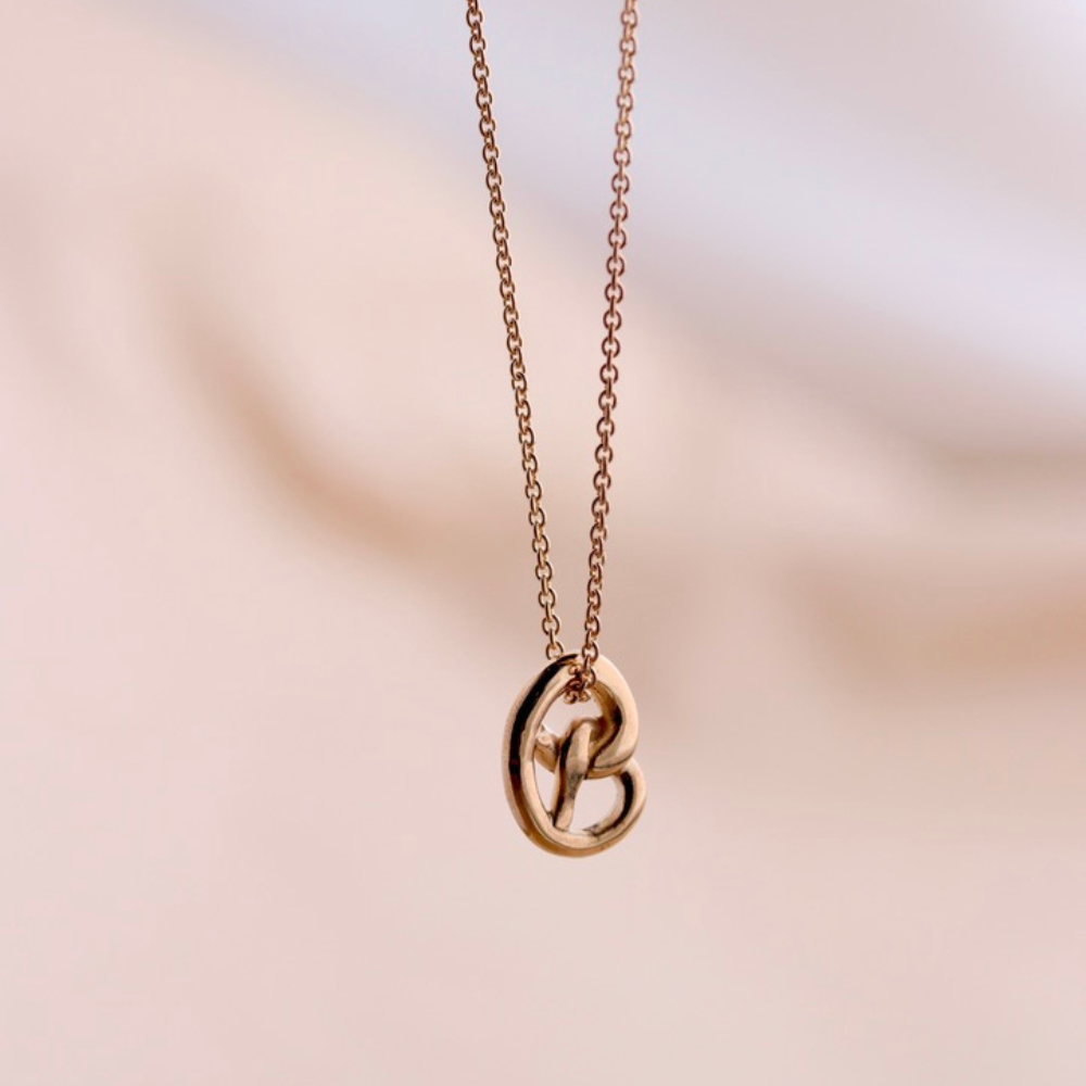 Goldbrezel mit Kette