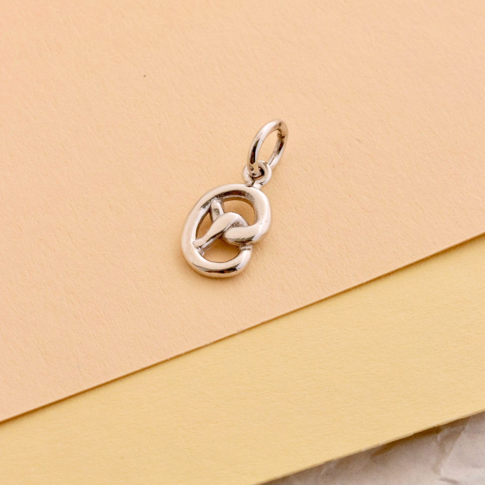 Brezel Charm aus 925 Silber für Armbänder