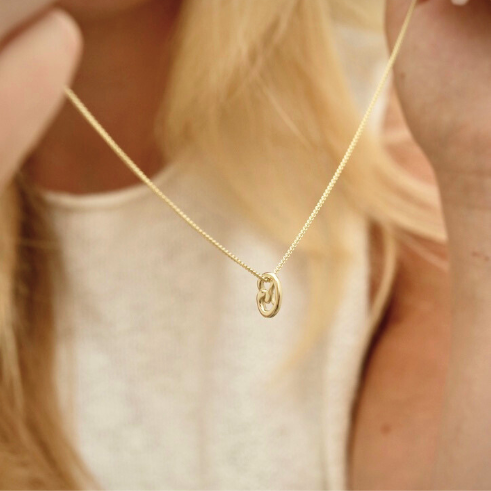 Goldbrezel mit Kette