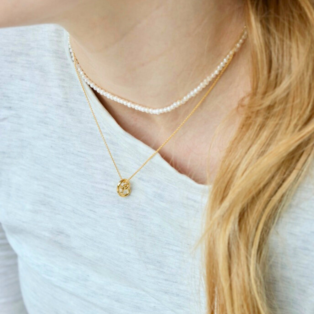 Goldbrezel mit Kette