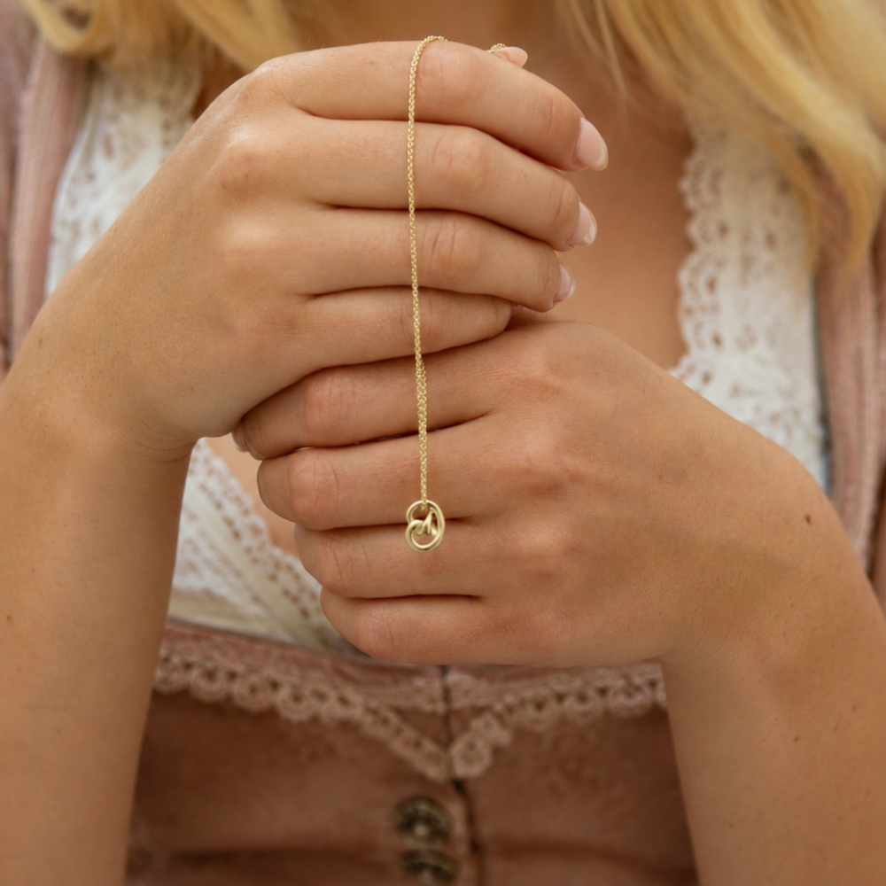 Goldbrezel mit Kette
