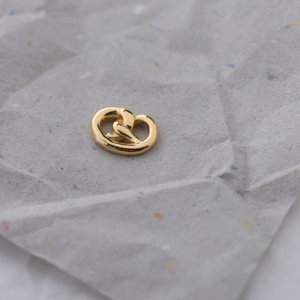 Goldbrezel Charm