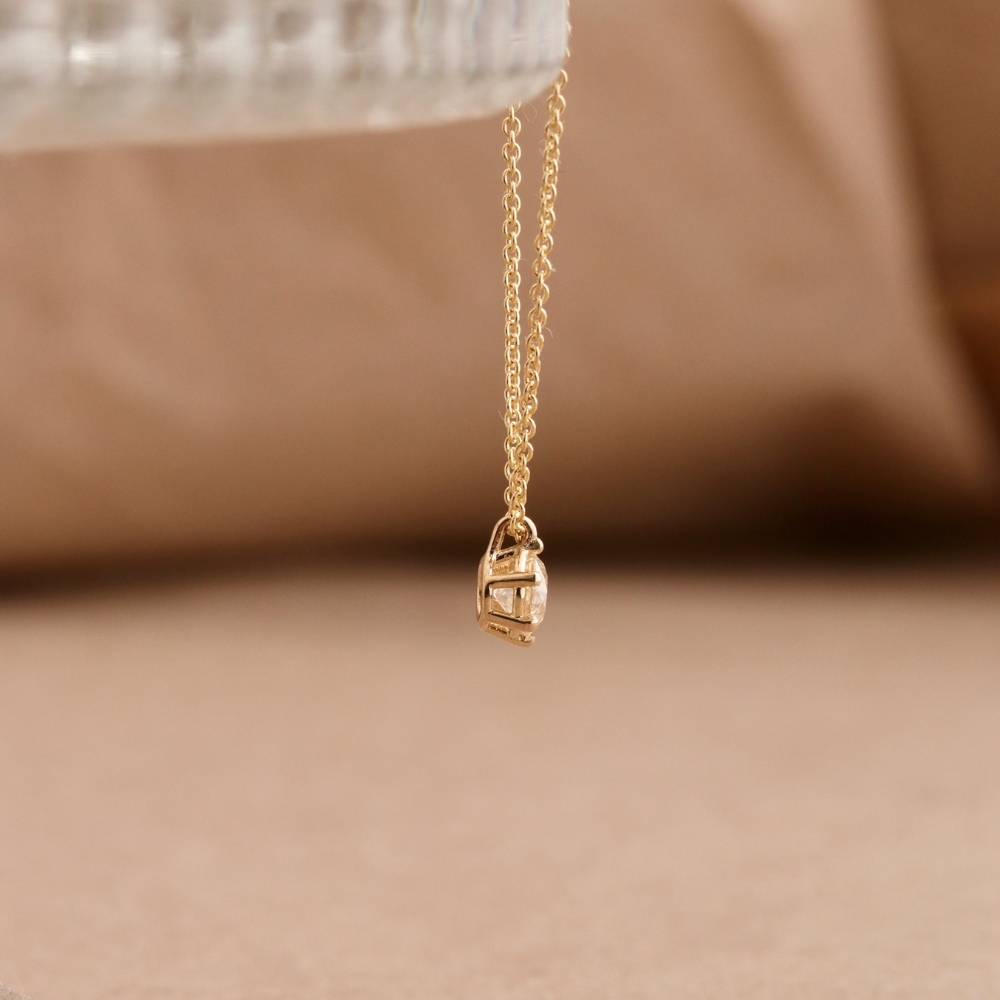 Kette mit Brillantanhänger