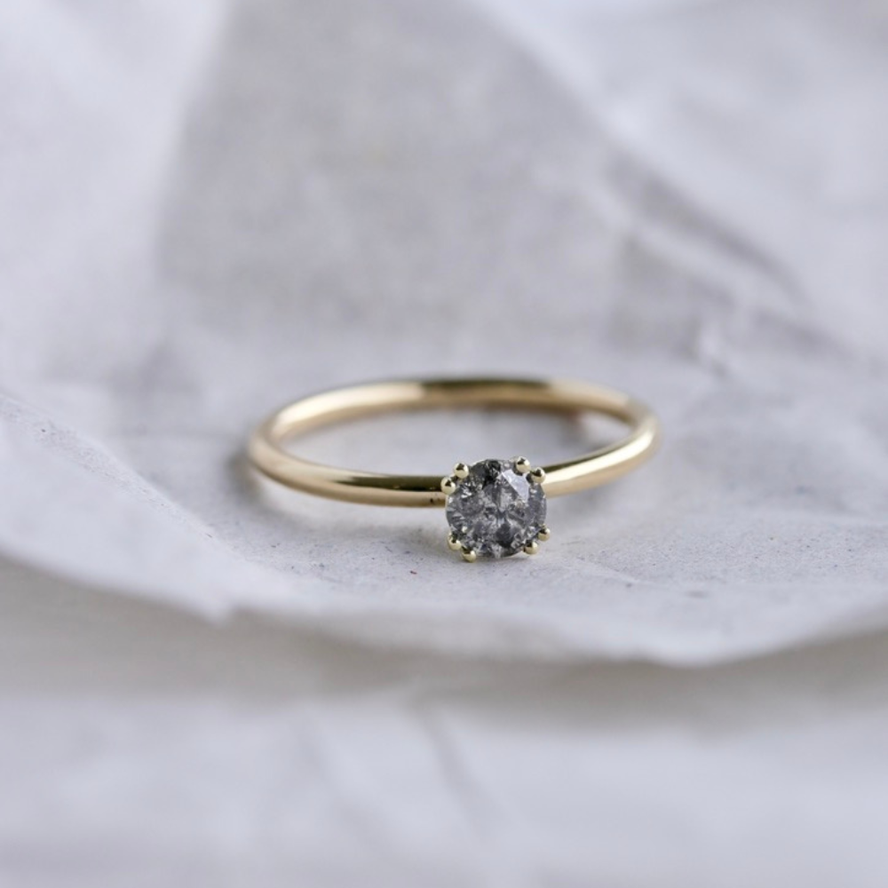 Double Prong mit Salt & Pepper Diamant