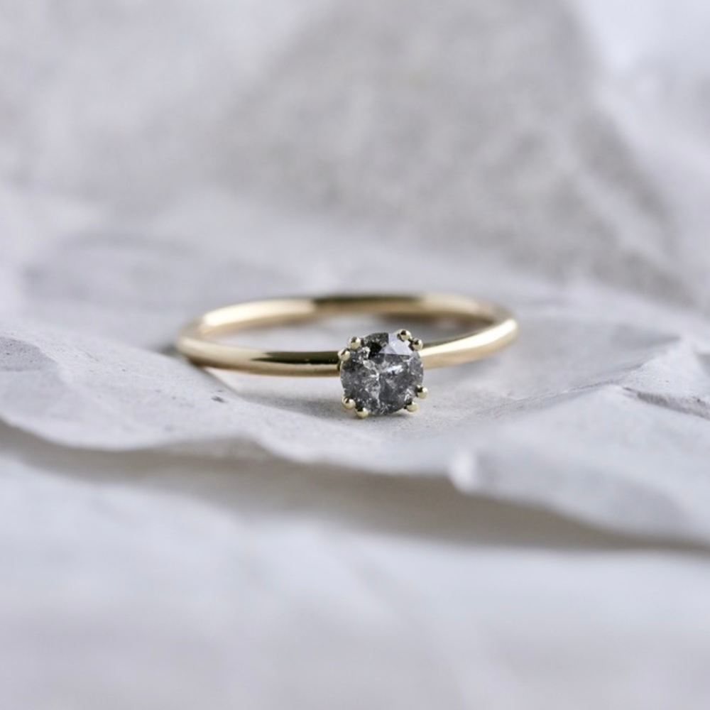 Double Prong mit Salt & Pepper Diamant