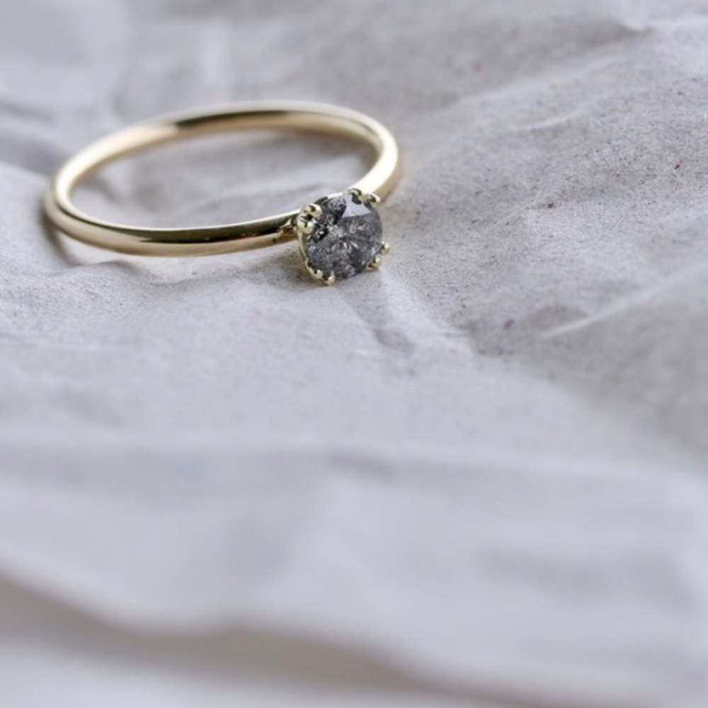 Double Prong mit Salt & Pepper Diamant