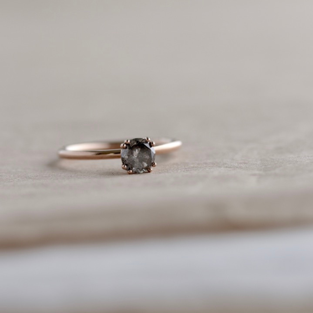 Double Prong mit Salt & Pepper Diamant