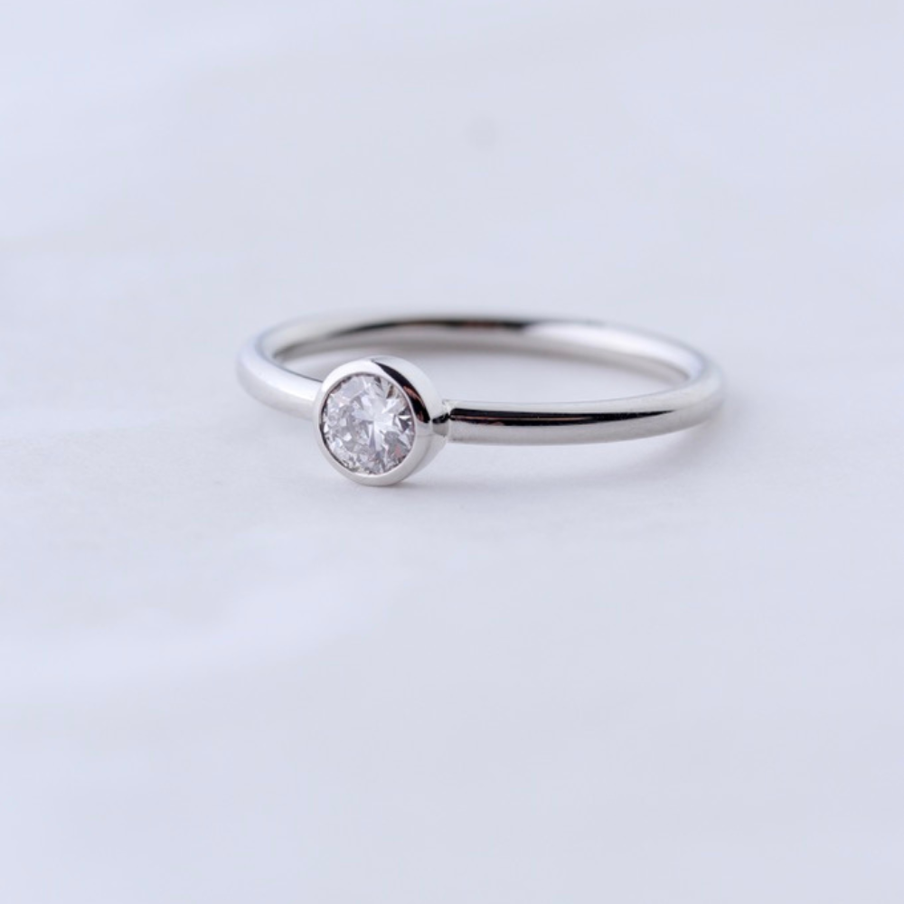Solitär Ring weiß