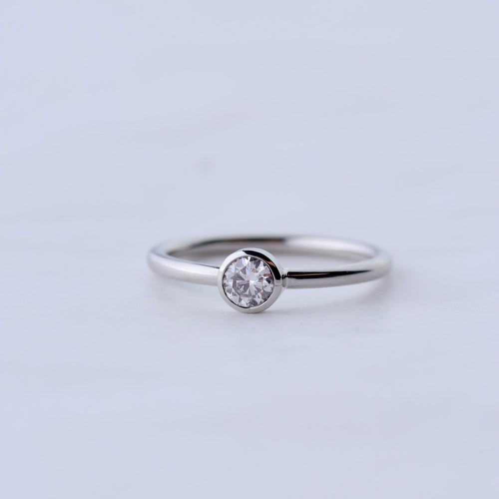 Solitär Ring weiß