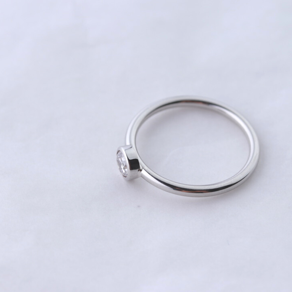 Solitär Ring weiß