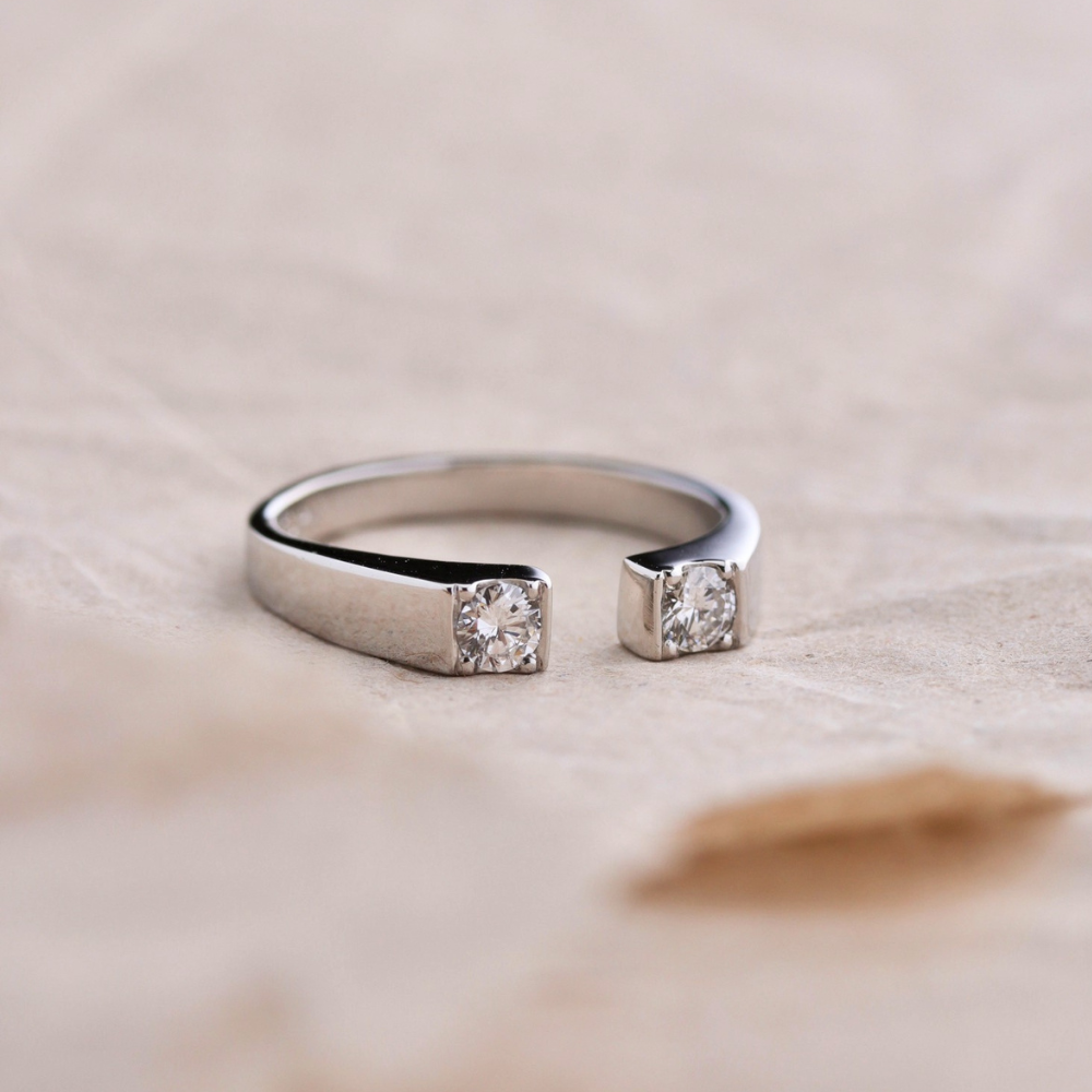 Open Platinring mit zwei Diamanten