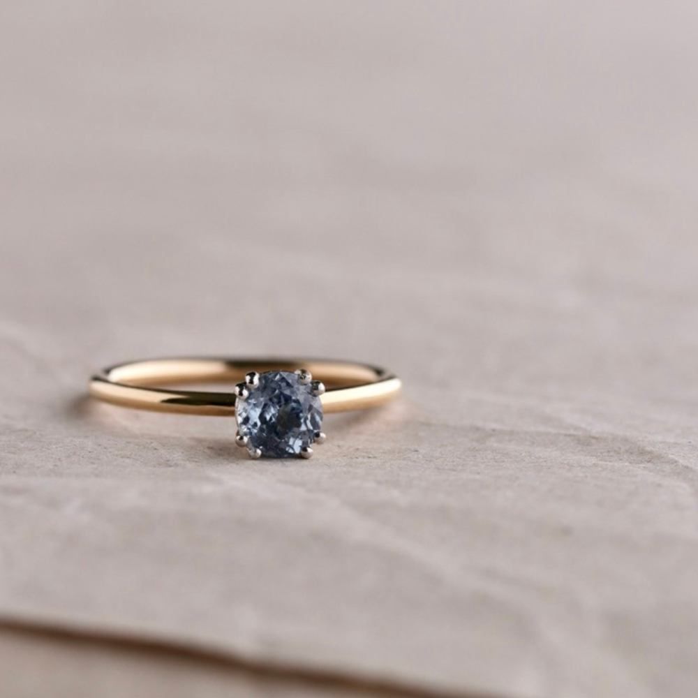 Double Prong mit pastell farbenem Safir