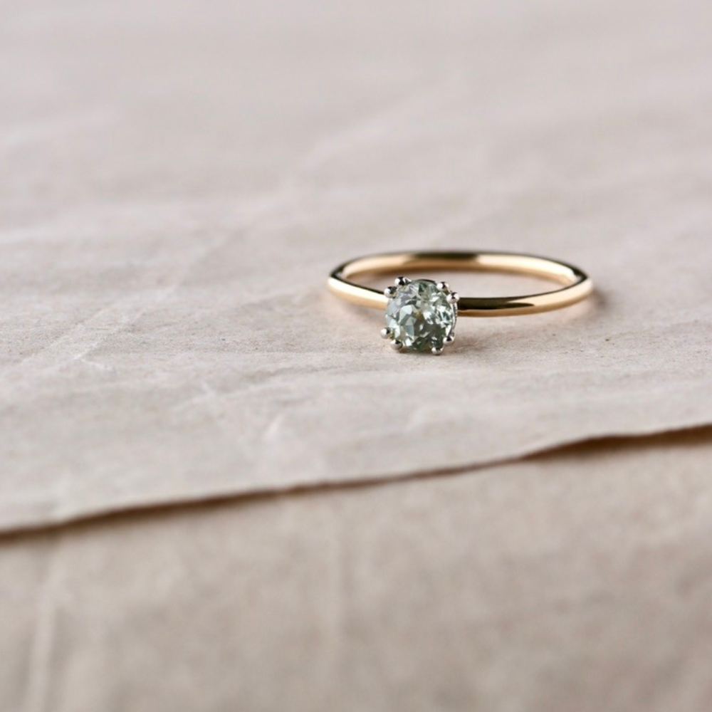Double Prong mit pastell farbenem Safir
