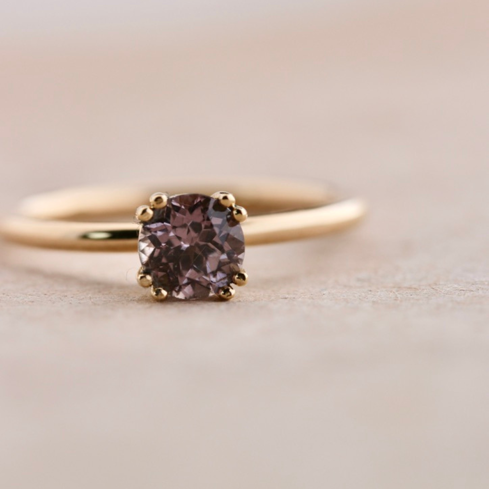 Double Prong mit pastell farbenem Safir