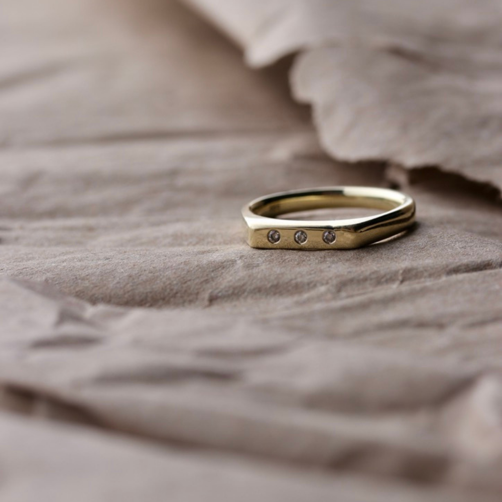 Siegelring mini mit drei Diamanten