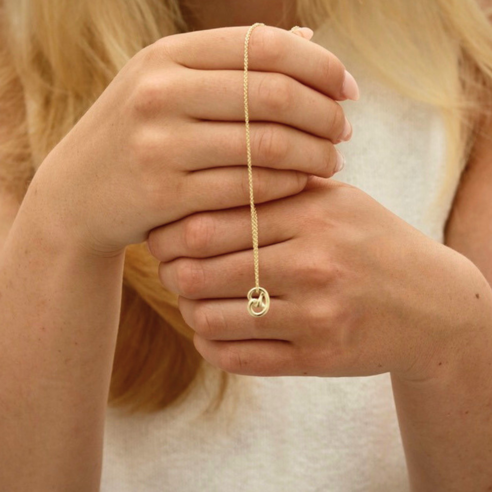 Goldbrezel mit Kette