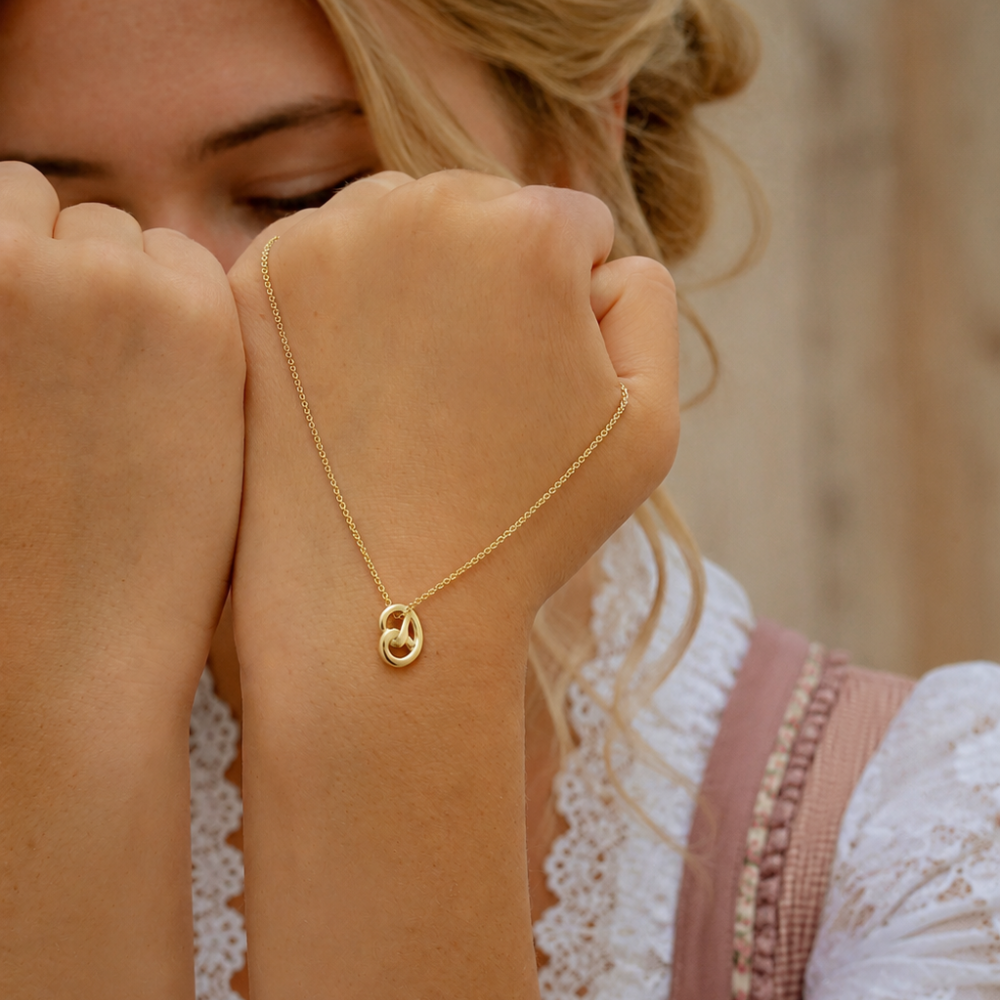 Goldbrezel mit Kette