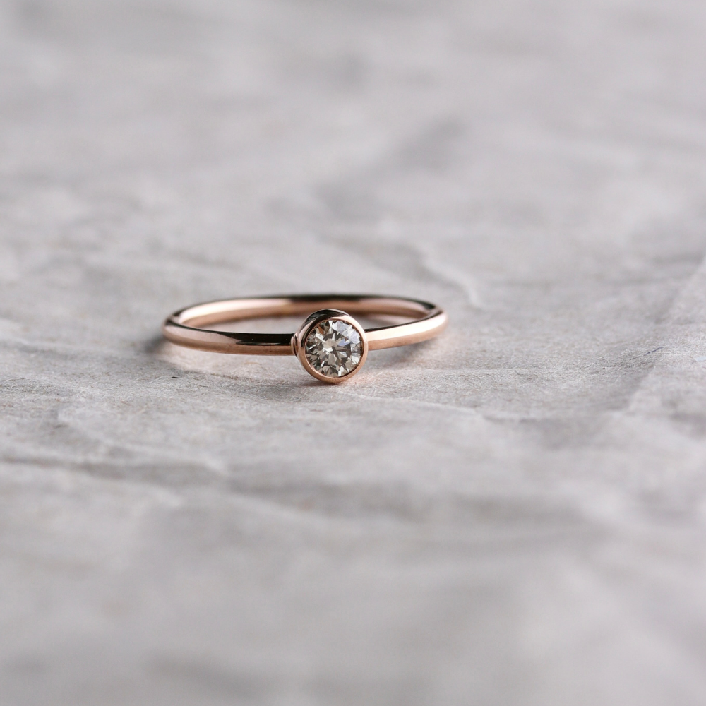 Solitär Ring mit champagnerfarbenen 0,23ct Diamant